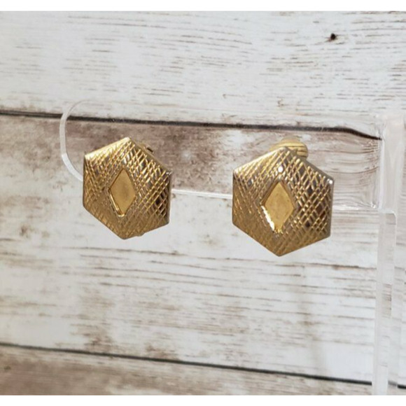 Vintage Clip On Earrings - 6 Sided Patterned Gold Tone - Picture 1 of 4